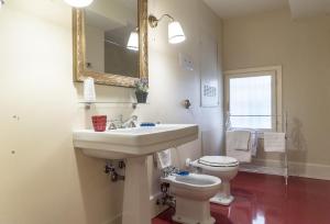 A bathroom at Kandinskij House