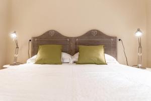 A bed or beds in a room at Kandinskij House