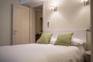 A bed or beds in a room at Kandinskij House