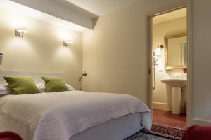 A bed or beds in a room at Kandinskij House