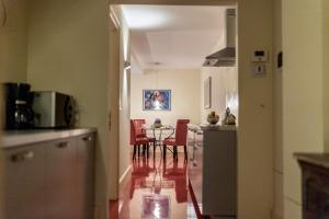 A kitchen or kitchenette at Kandinskij House