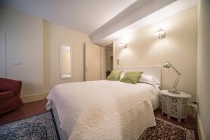 A bed or beds in a room at Kandinskij House