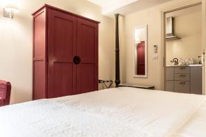 A bed or beds in a room at Kandinskij House
