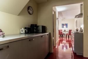 A kitchen or kitchenette at Kandinskij House