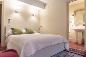 A bed or beds in a room at Kandinskij House