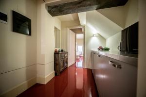 A kitchen or kitchenette at Kandinskij House