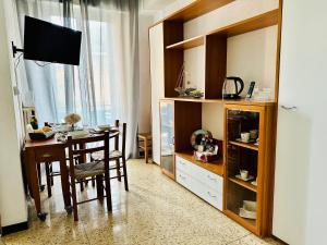 a living room with a table and a dining room at Piccolo Rifugio by anbra Properties --- WITH PARKING AND FREE WIFI in Rapallo