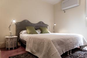 威尼斯的住宿－Kandinskij House，一间卧室配有一张大床和两个绿色枕头