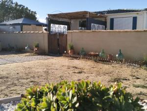 a yard with a fence and some plants and a house at Casa Valle del Hontanar in Cardenete