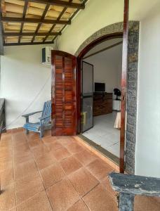 an open door to a living room with a couch at Casa com 2 suítes com ar in Cabo Frio