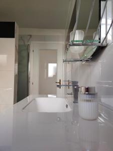 une baignoire blanche dans une salle de bain dans l'établissement Bed&Breakfast Angela, à Clusone 71 autres photos