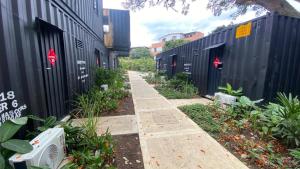 an empty alley with black fences and plants at Hotel CLN in Copacabana