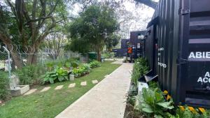 a garden with plants next to a fence at Hotel CLN in Copacabana