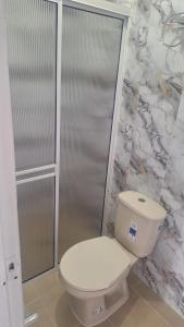 a bathroom with a toilet and a shower at Edificio Torre in Barrancabermeja