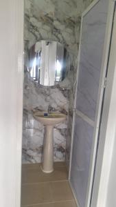 a bathroom with a sink and a mirror at Edificio Torre in Barrancabermeja