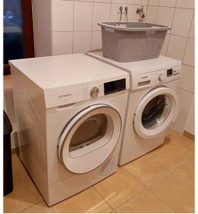 a washer and dryer with a sink on top of it at Ferienwohnung Eifelherzen in Demerath