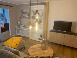 a living room with a table and a television at Carpe diem in Speyer