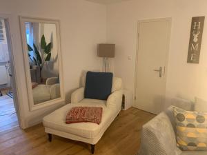 a living room with a chair and a mirror at Carpe diem in Speyer