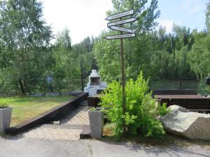 a street sign with street signs in a park at Hen Stasjon Banevokterboligen in Hen