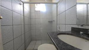 a bathroom with a tub and a toilet and a sink at Hotel Pousada Positiva in Itabuna