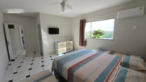 a bedroom with a bed and a window in it at Hotel Pousada Positiva in Itabuna