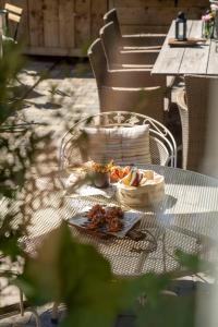 a table with a bowl of food and a pie at Cé La Vie in Maaseik
