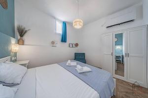a bedroom with a bed with two towels on it at Borgo castello - trekking point - 8 min Sea - AC in Loano