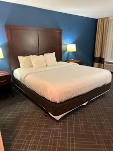 a bedroom with a large bed in a hotel room at Comfort Inn & Suites Dayton Northwest - Englewood in Dayton +16 photos