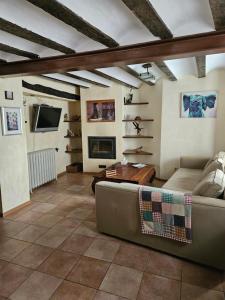 a living room with a couch and a tv at Casa de la Gallega in Bargota