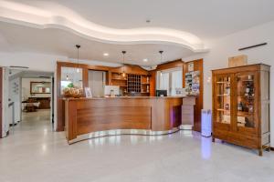a large kitchen with a bar in a house at Hotel Nuova Barcaccia in Peschiera del Garda