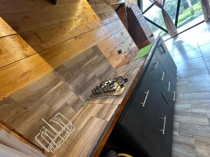 an overhead view of a kitchen with wood floors and a counter at Chalet - Laguna de la Cocha in Pasto +9 photos