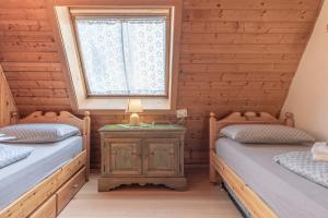 a bedroom with two twin beds and a window at Private Veranda - Tiroler Chalet - Near Ski Slopes & Dolomites in Carano