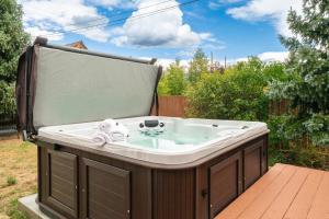 ein Whirlpool auf einer Terrasse in der Unterkunft 133 Eisenhower in Fraser + 29 Fotos