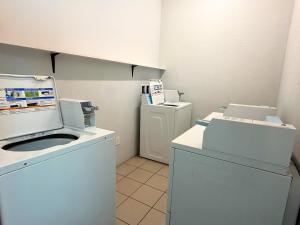 a room with a washing machine and washer and dryer at Studio 6 Suites Elkhart, IN in Elkhart +16 photos