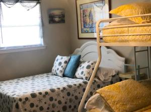 a room with a bunk bed and a couch with pillows at Pura Vida in Navarre
