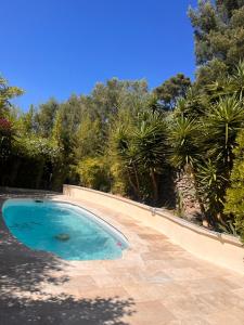 an empty swimming pool in a yard with trees at Villa vacances les 3 Restanques in Ollioules