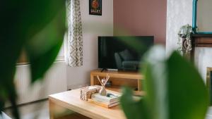 a living room with a tv and a coffee table at Central Dundee, 1 Bed, Parking, 3 Nights in Dundee