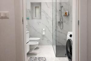 a bathroom with a toilet and a glass shower at Trilocale spazioso a 6 minuti dal centro in Trieste