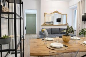a living room with a table and a couch at Trilocale spazioso a 6 minuti dal centro in Trieste
