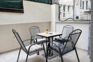 a table and chairs sitting on a balcony at Trilocale spazioso a 6 minuti dal centro in Trieste +6 photos