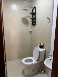 a bathroom with a toilet and a sink at Casa Cabaña Elena - Coveñas in San Antero