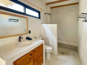 ein Badezimmer mit Waschbecken, Toilette und Fenster in der Unterkunft DOMA - Resort in Guayabas + 45 Fotos