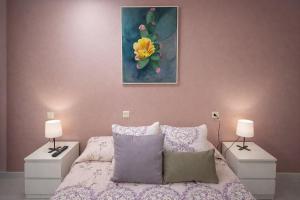 a bedroom with a bed with two nightstands and a painting at Casa Rural Nito - Naturaleza y Descanso en Asturias in Villayón +26 photos