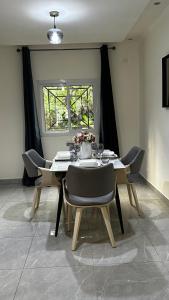 a dining room with a table and chairs at Oasis de Moanda 1 in Libreville