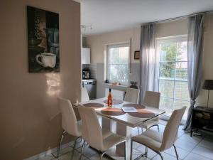 a kitchen and dining room with a table and chairs at Lenzer Parkblick am Plauer See in Lenz