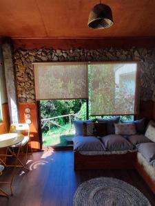 ein Wohnzimmer mit einer Couch vor einem Fenster in der Unterkunft Alojamiento el Arrayán in Temuco + 13 Fotos