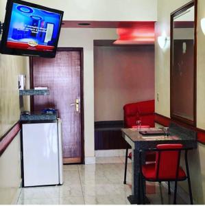 a room with a bar and a tv on the wall at Cida ou Lara in Aparecida de Goiânia