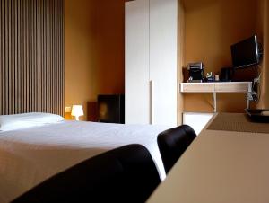 a hotel room with a bed and a tv at Il Leone D'Oro in Telgate