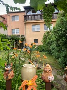 a garden with two owl statues in a yard at V Aleji - ubytování v soukromí in Valtice