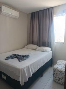 ein kleines Bett in einem Zimmer mit Fenster in der Unterkunft Hotel Milla in Teixeira de Freitas